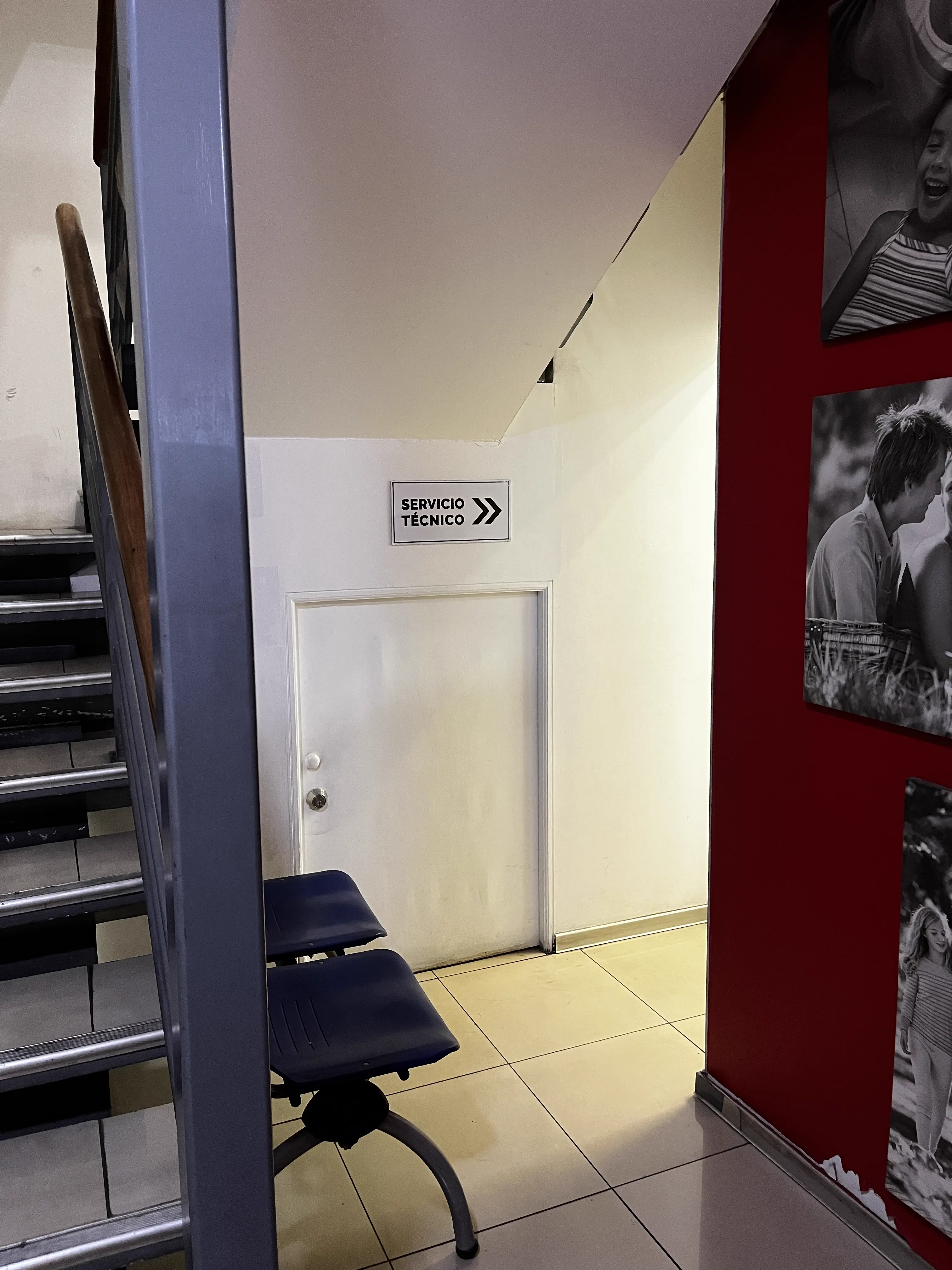 Acceso peatonal al local de servicio técnico